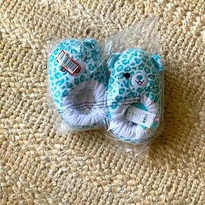 These are cute slippers. Brand new with bag. Fits shoe size 4/5.